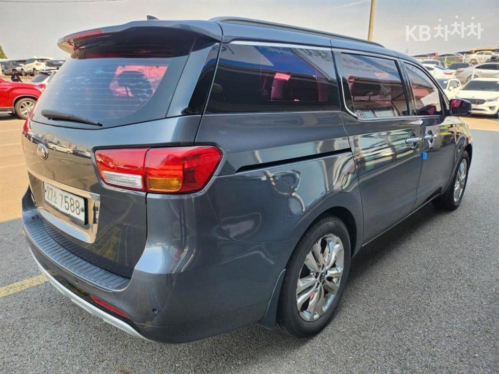 Kia Carnival — miniaturë 8