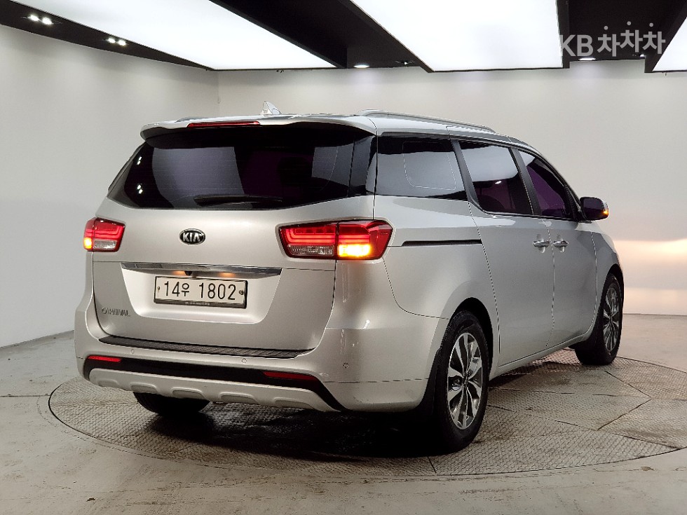 Kia Carnival — miniaturë 5