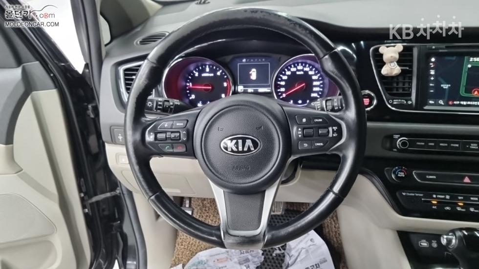 Kia Carnival — miniaturë 11