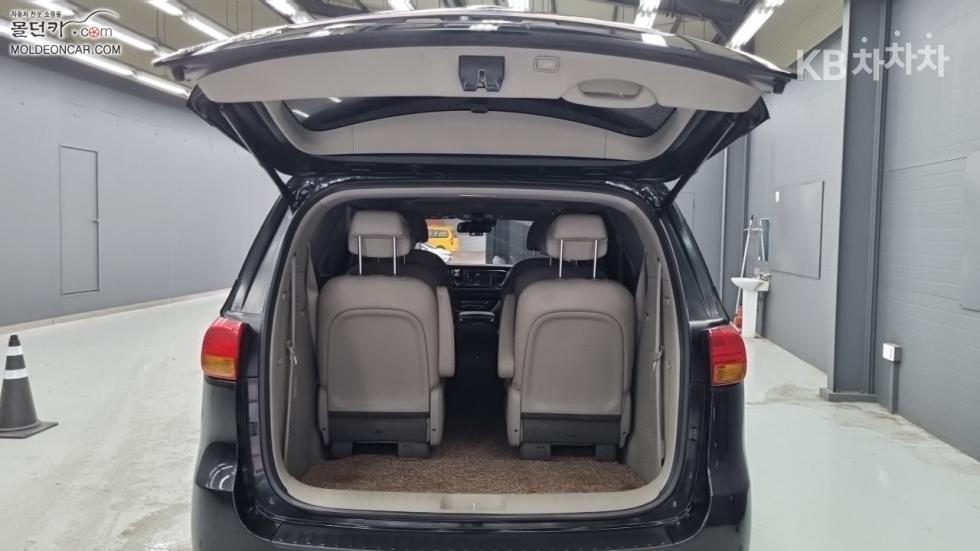 Kia Carnival — miniaturë 18