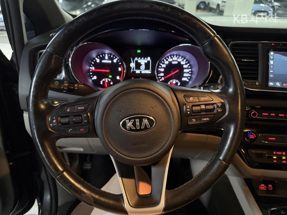 Kia Carnival — miniaturë 11