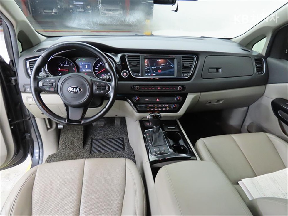 Kia Carnival — miniaturë 7