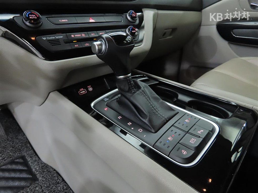 Kia Carnival — miniaturë 9