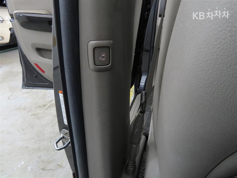 Kia Carnival — miniaturë 11