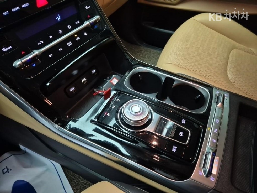 Kia Carnival — miniaturë 8