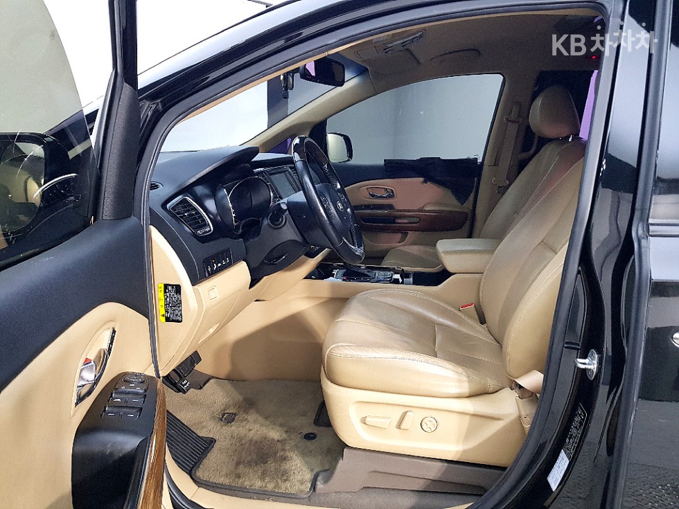 Kia Carnival — miniaturë 8
