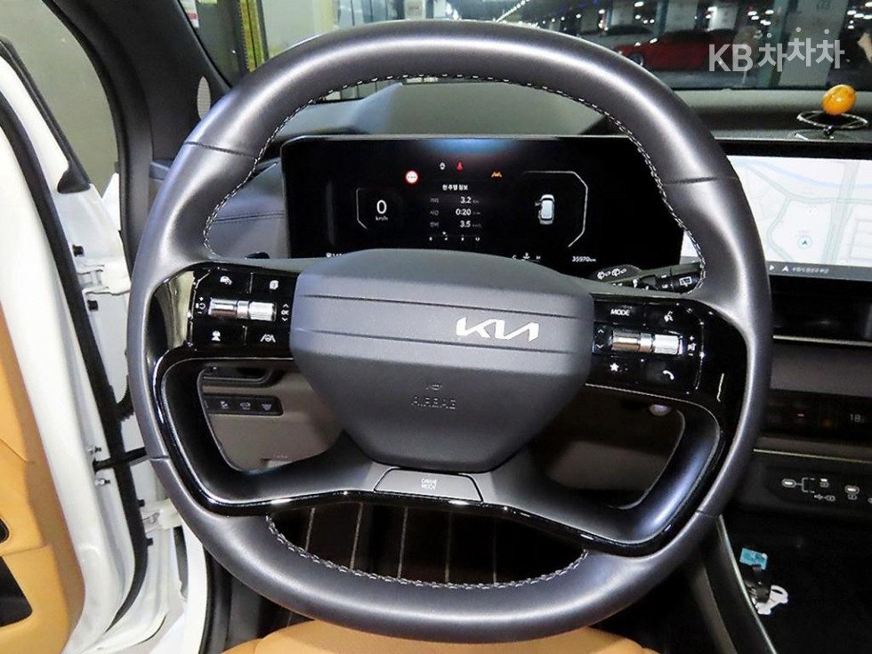 2024 Kia 4 photo