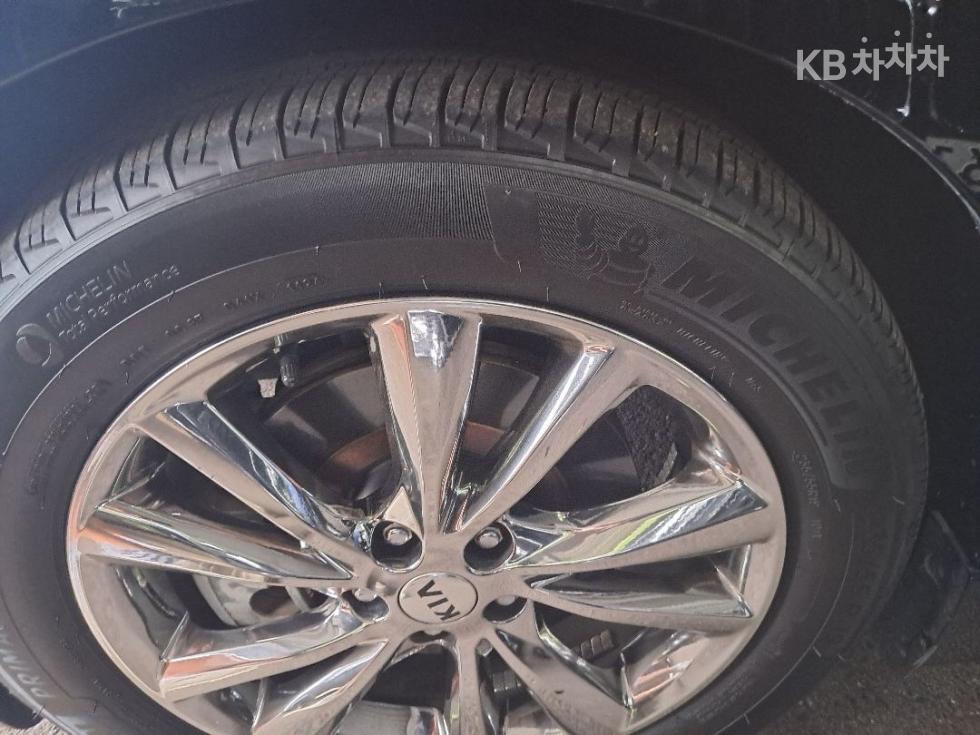 Kia Carnival — miniaturë 7
