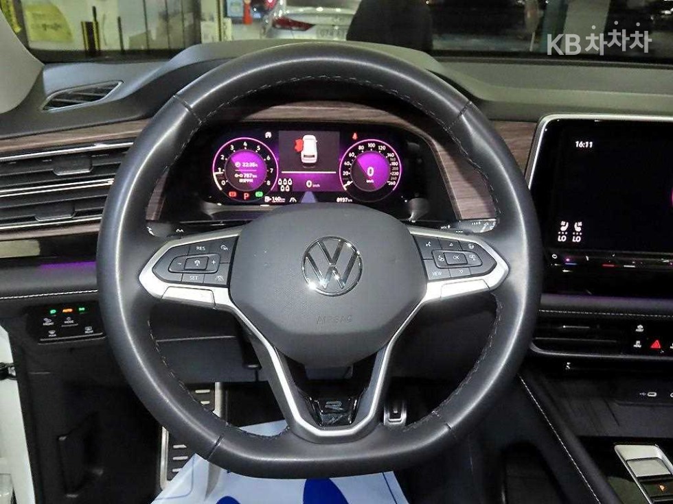 2025 Volkswagen Used Car photo