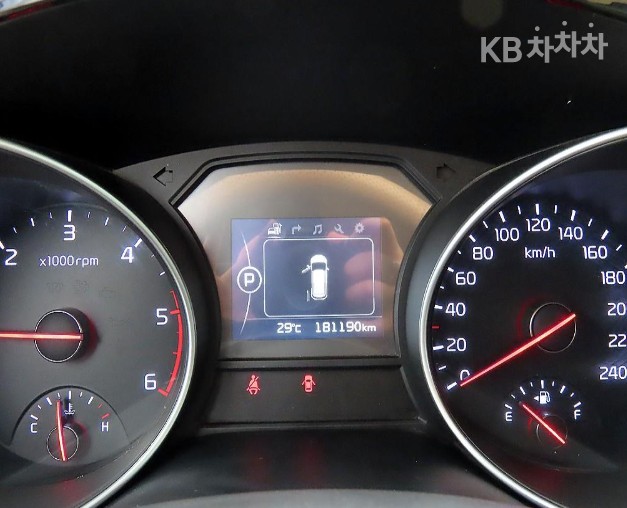 Kia Carnival — miniaturë 9