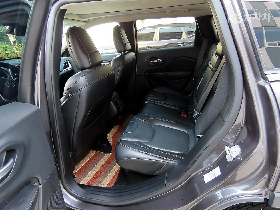Jeep Cherokee — miniaturë 6