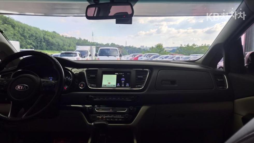 Kia Carnival — miniaturë 8