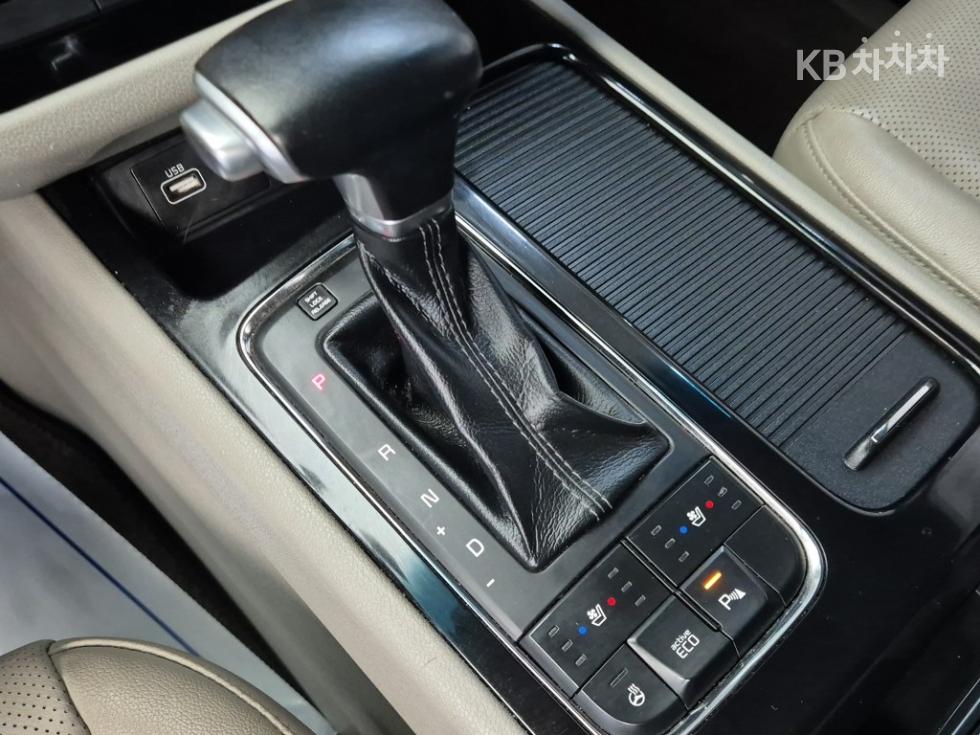 Kia Carnival — miniaturë 8