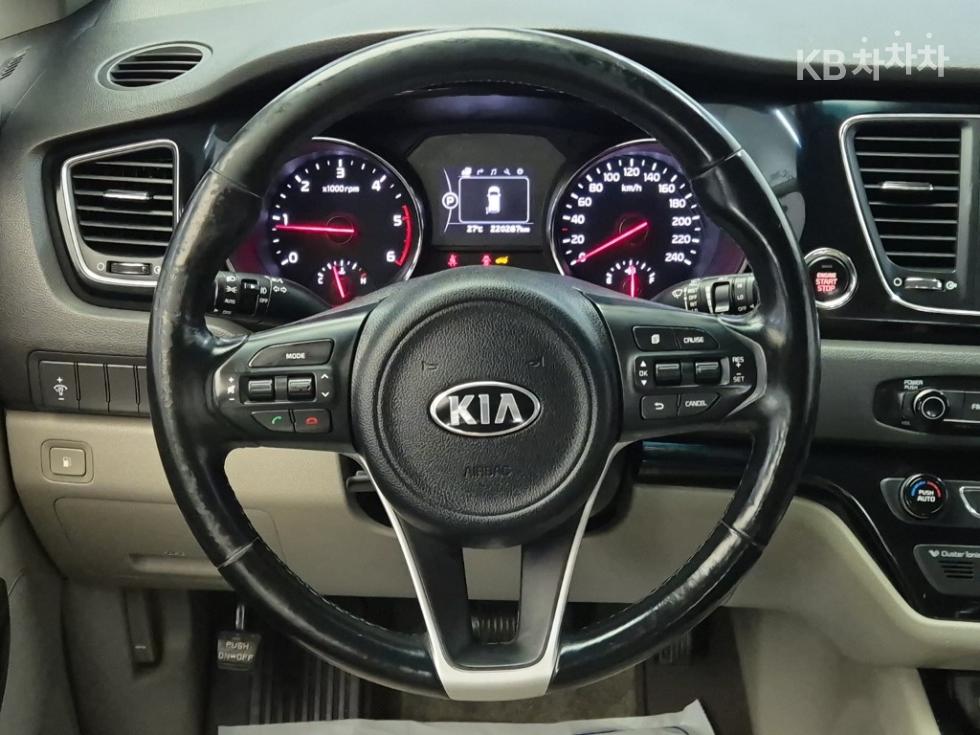Kia Carnival — miniaturë 9