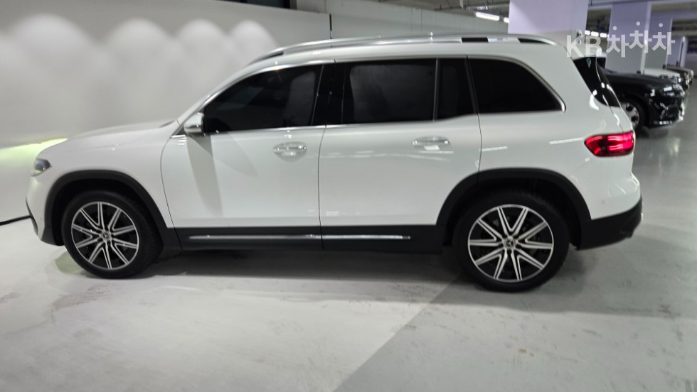Mercedes-Benz EQB — miniaturë 8