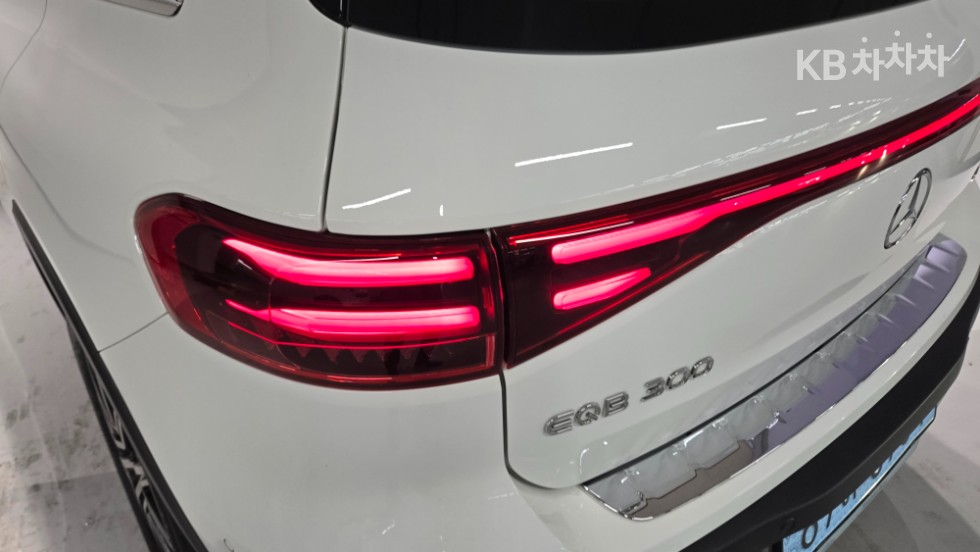 Mercedes-Benz EQB — miniaturë 13