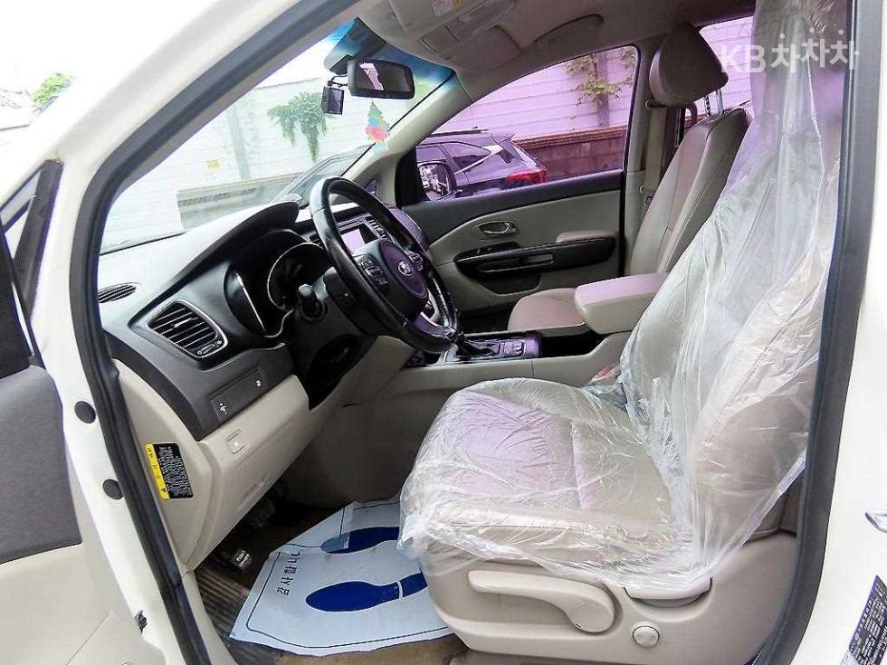 Kia Carnival — miniaturë 5
