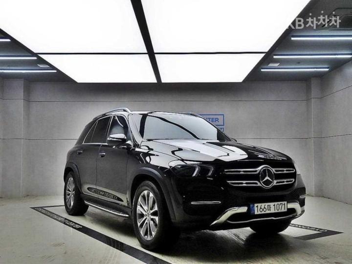 Mercedes-Benz GLE GLE300d 4MATIC — foto 1