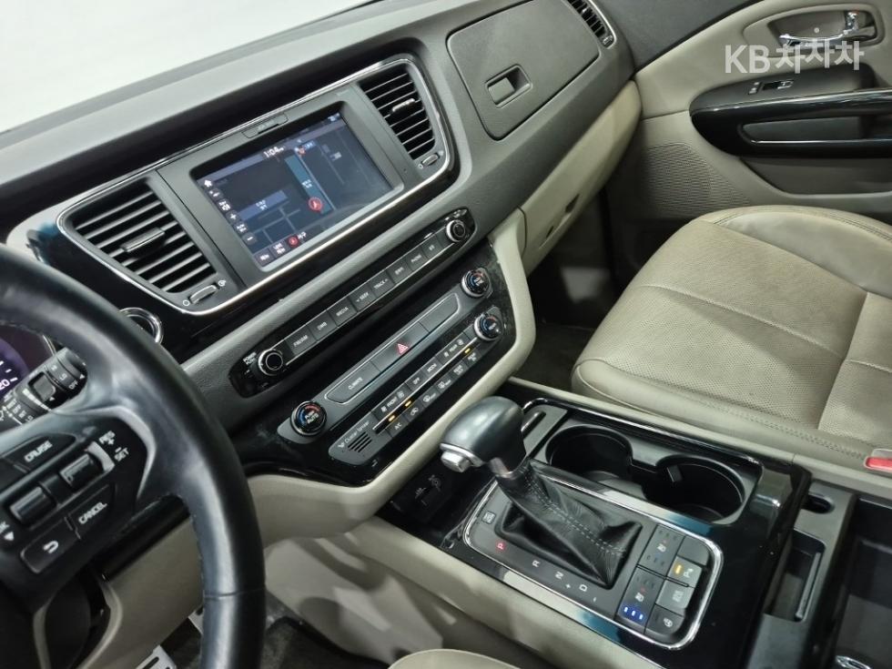 Kia Carnival — miniaturë 10