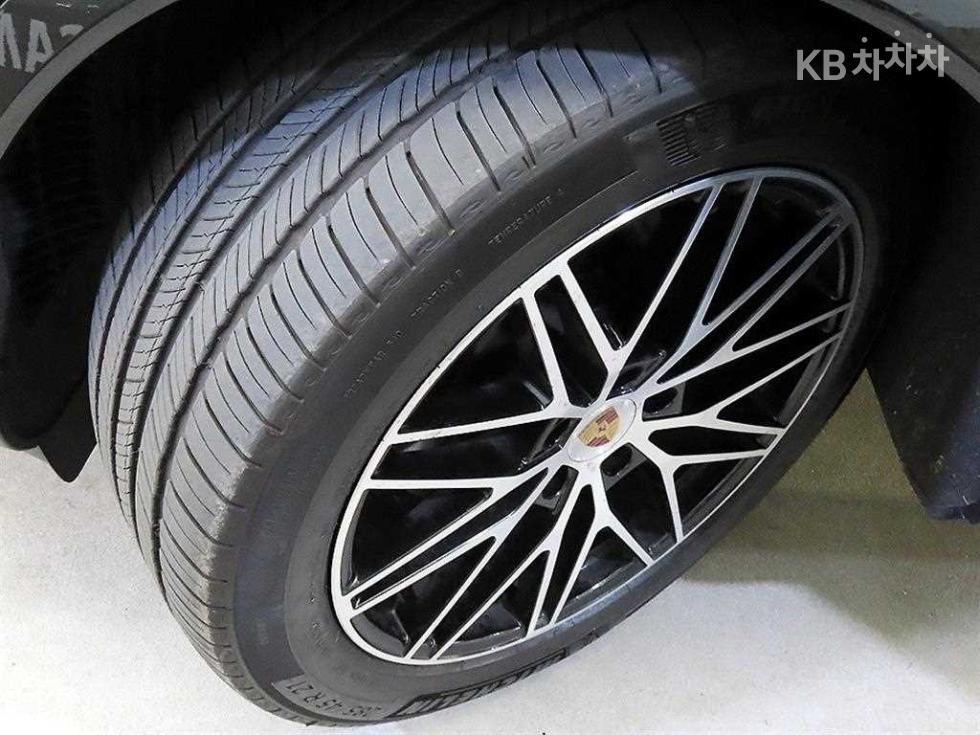 2025 Porsche (9Y0) photo