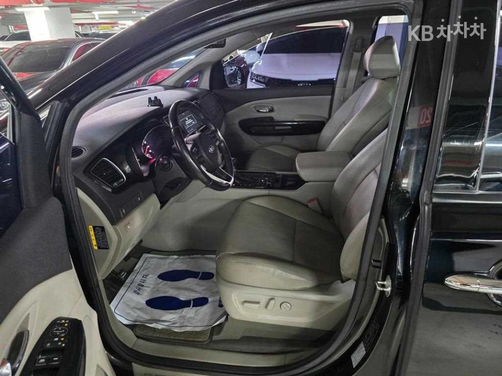 Kia Carnival — miniaturë 15