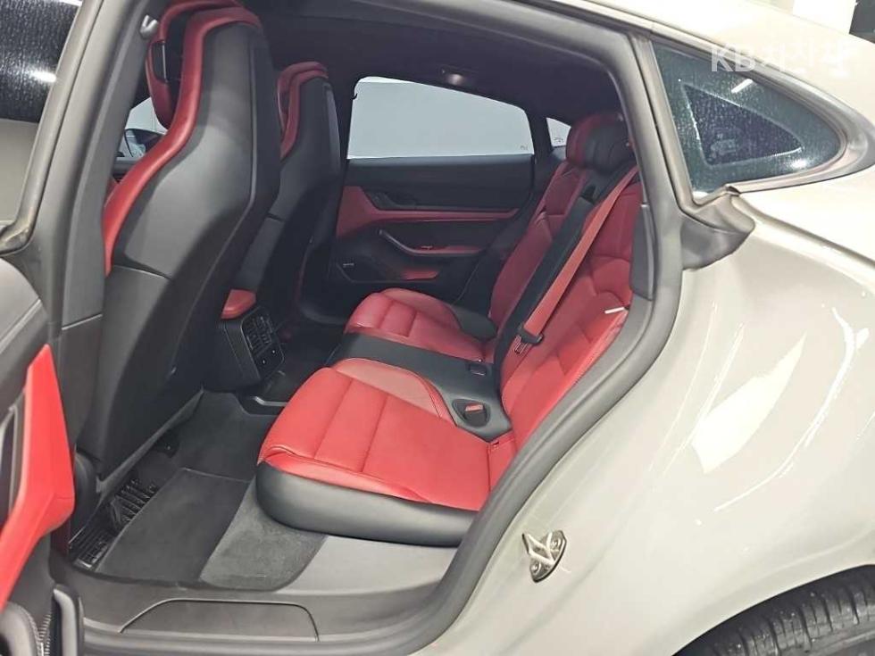 Porsche Taycan — miniaturë 11