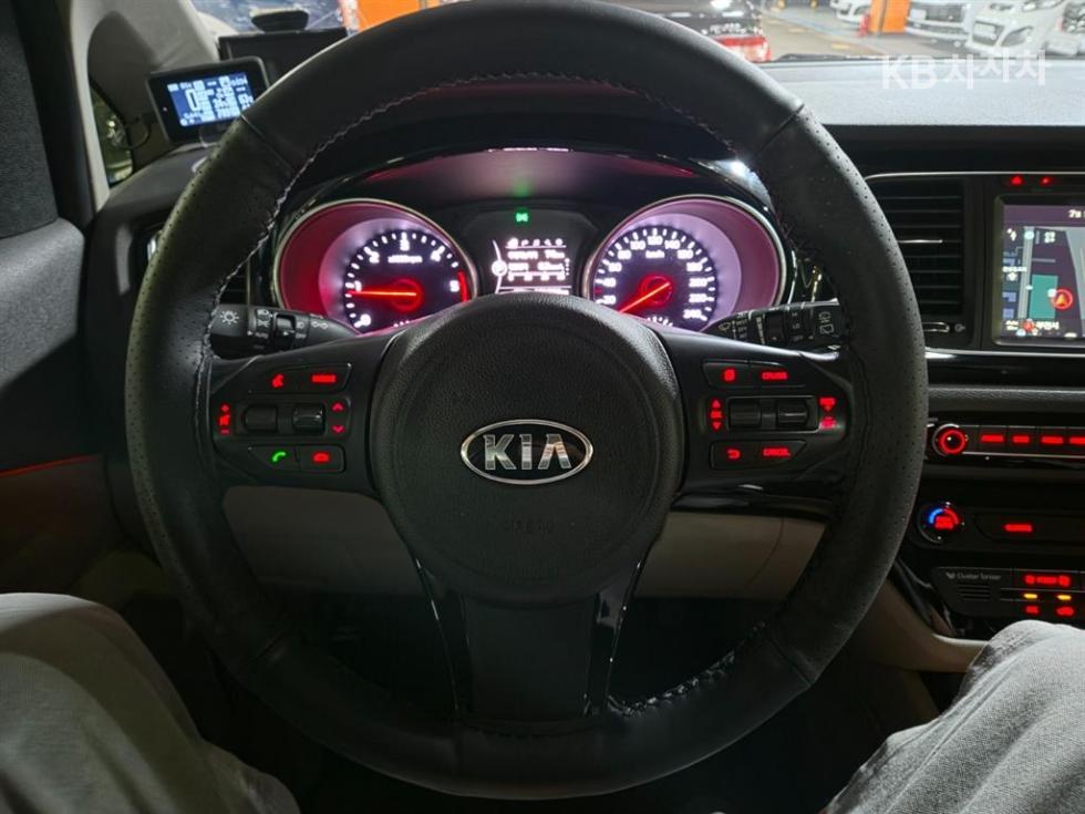 Kia Carnival — miniaturë 8