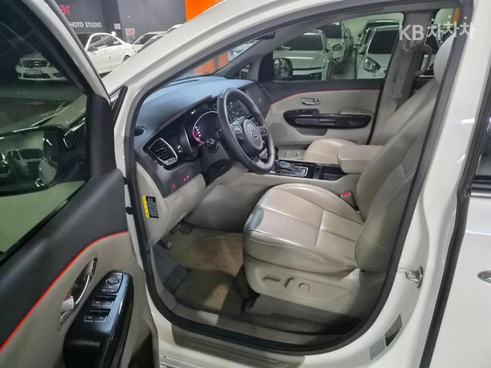Kia Carnival — miniaturë 18