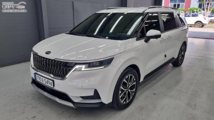 Kia Carnival 9-Seater Prestige — foto 1