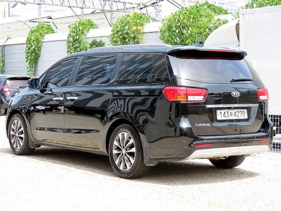 Kia Carnival — miniaturë 3
