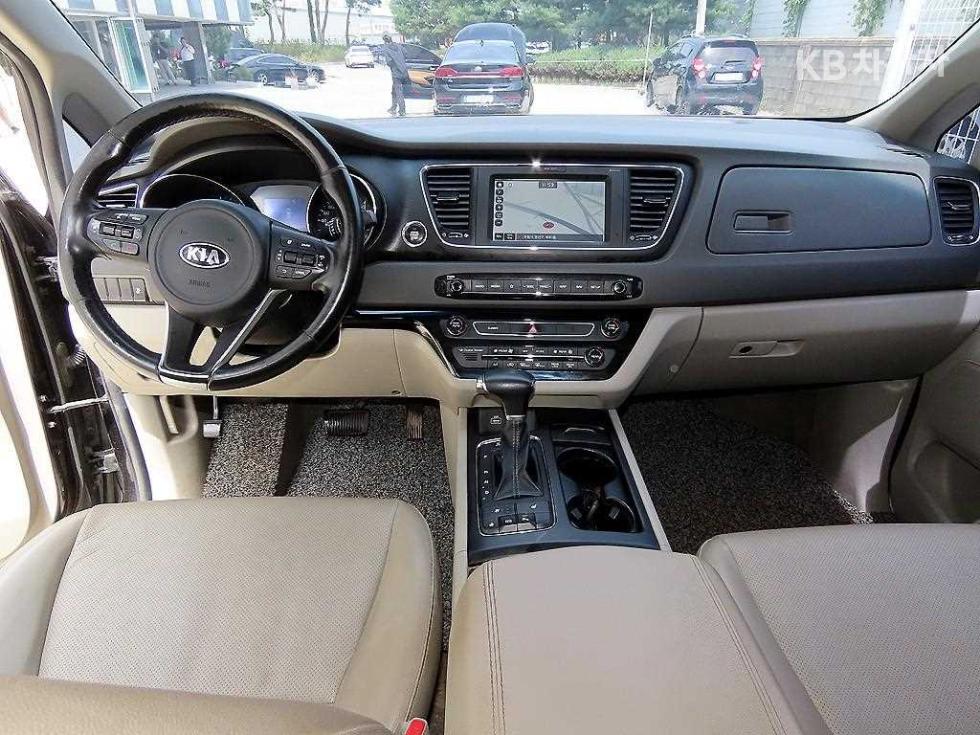 Kia Carnival — miniaturë 8