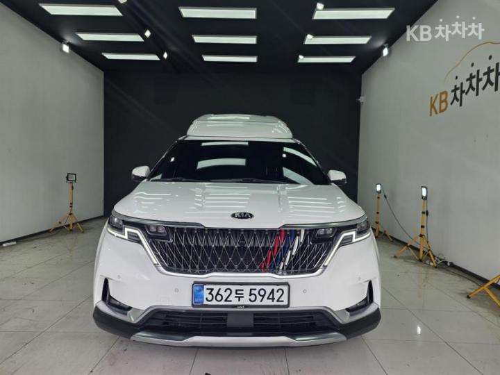 Kia Carnival 9-Seater Signature — foto 1