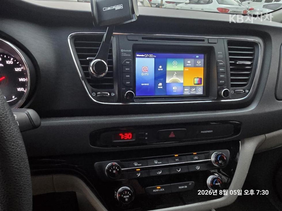 Kia Carnival — miniaturë 10