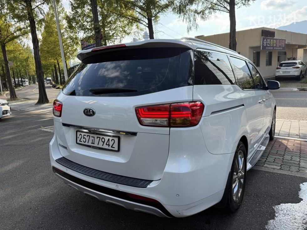 Kia Carnival — miniaturë 4