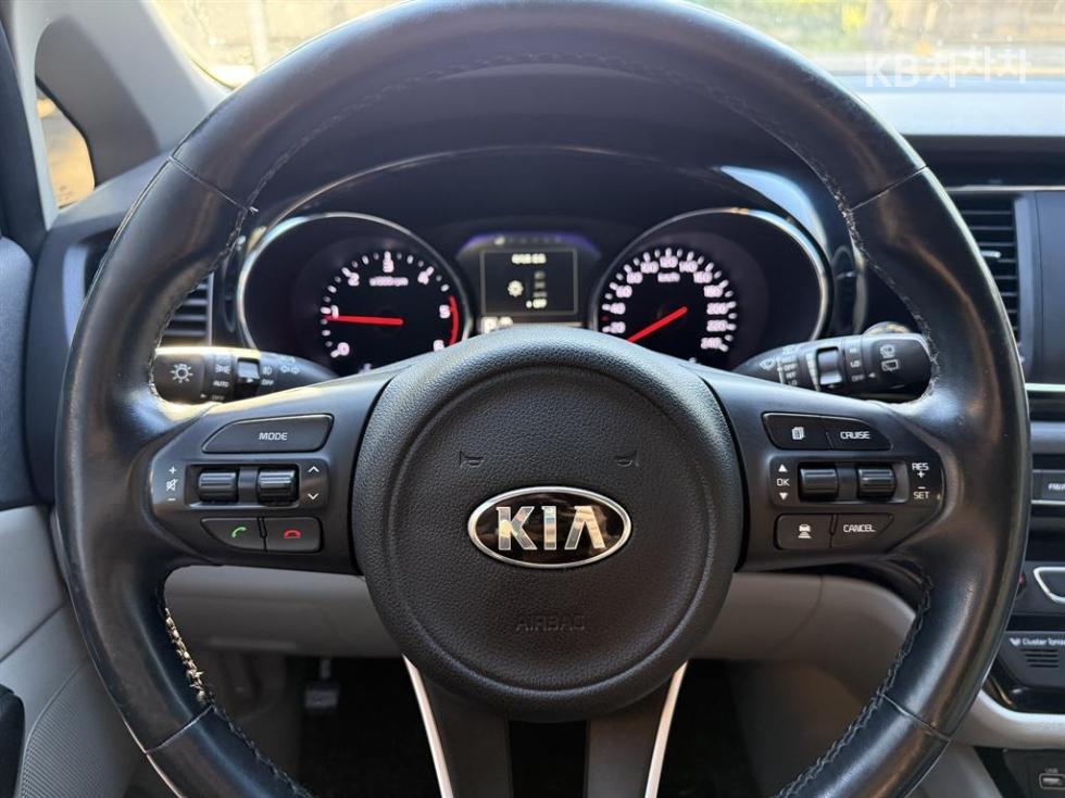 Kia Carnival — miniaturë 10