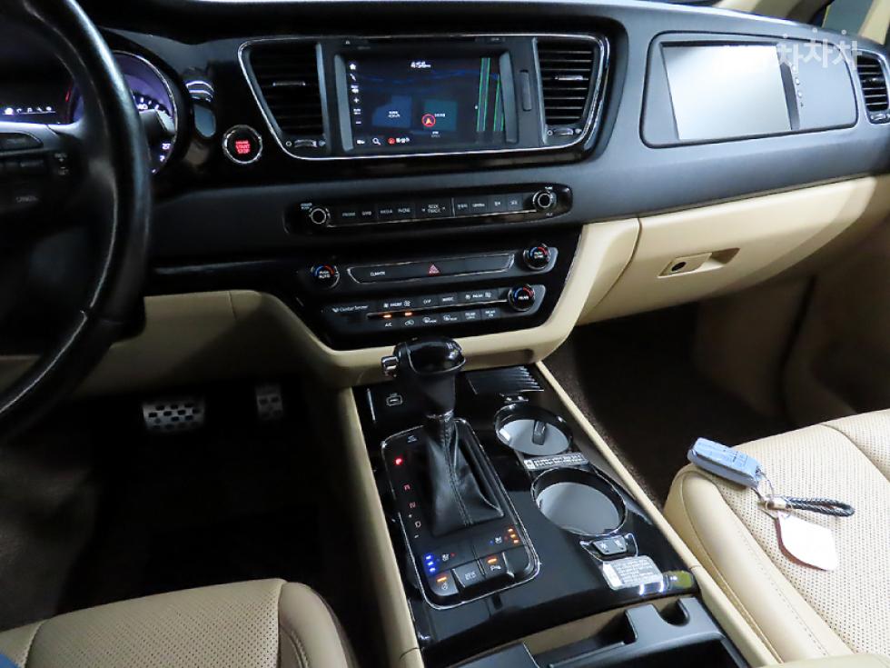 Kia Carnival — miniaturë 11
