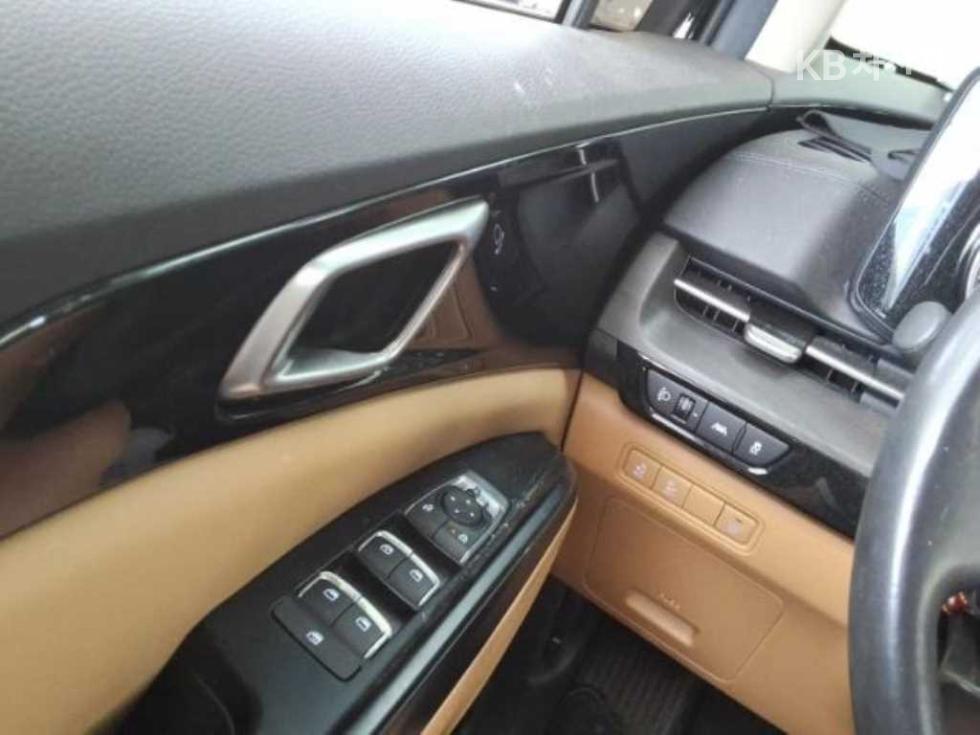 Kia Carnival — miniaturë 4