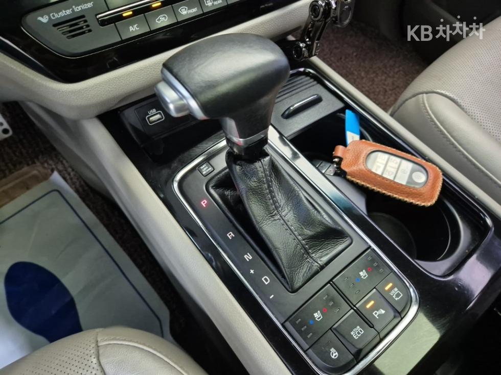 Kia Carnival — miniaturë 8