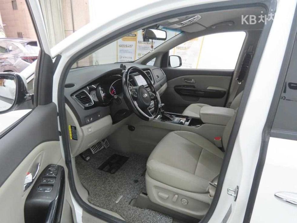 Kia Carnival — miniaturë 5