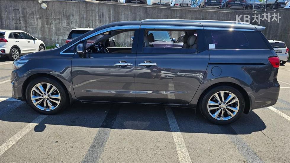 Kia Carnival — miniaturë 3
