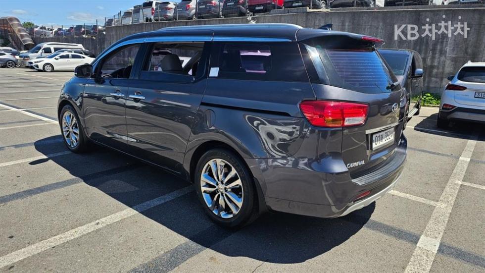 Kia Carnival — miniaturë 4