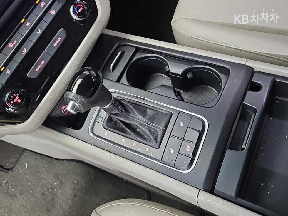 Kia Carnival — miniaturë 8