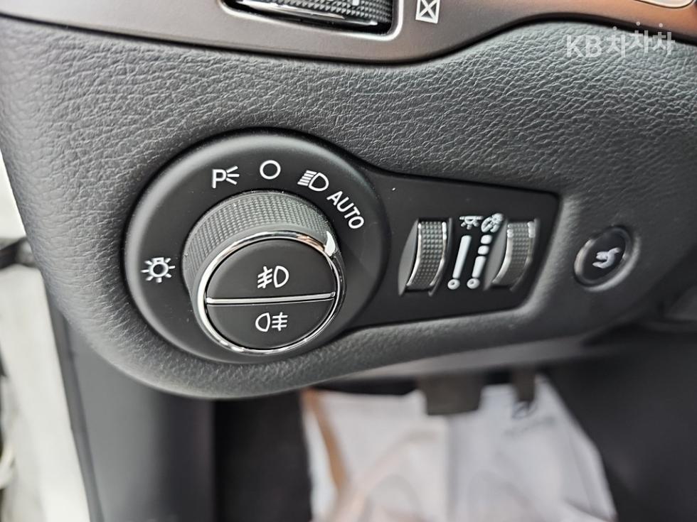Jeep Cherokee — miniaturë 18
