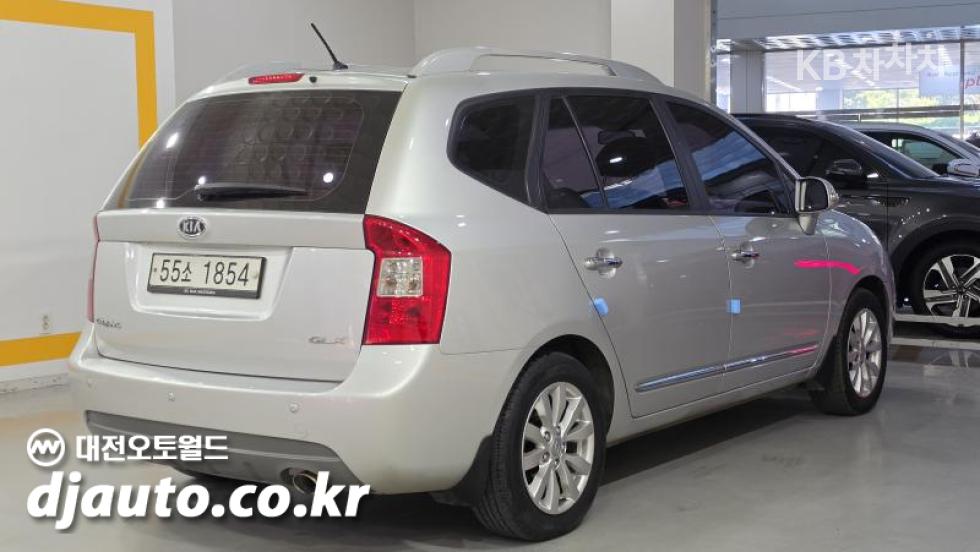 Kia Carens — miniaturë 4