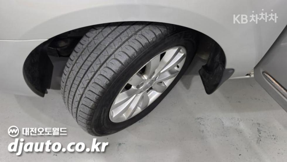 Kia Carens — miniaturë 16