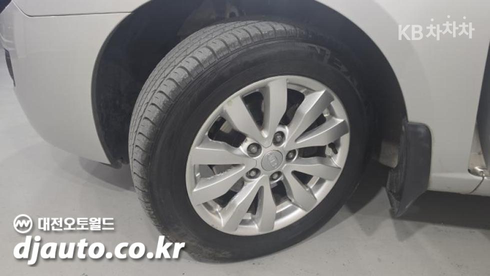 Kia Carens — miniaturë 17