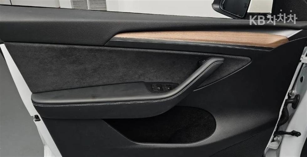 Tesla Model Y — miniaturë 12