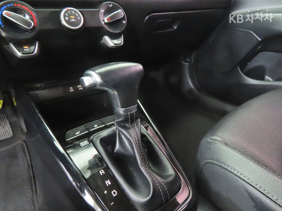 Kia Stonic — miniaturë 11