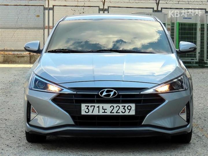 Hyundai Avante — foto 1
