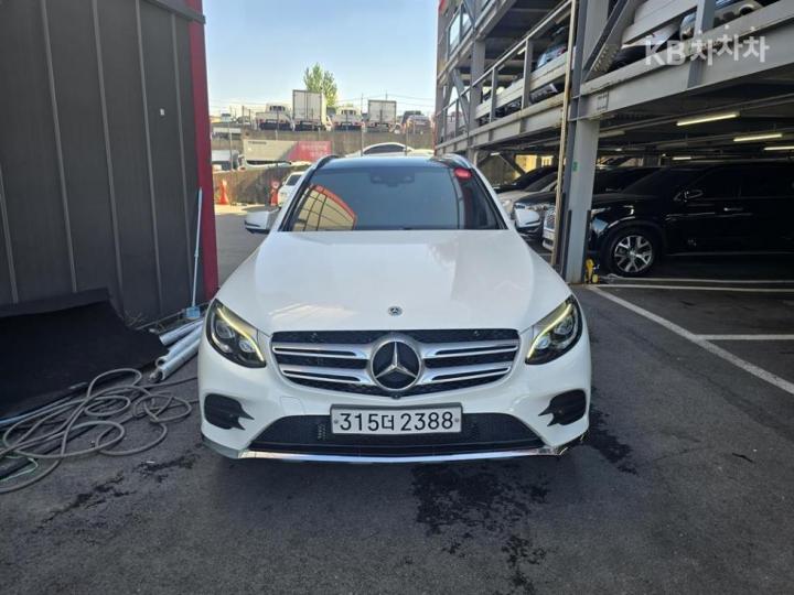 Mercedes-Benz GLC 300 4Matic AMG Line — foto 1